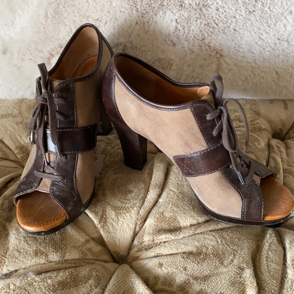 Women’s Naya heels size 9.5 with buckle and tie - Picture 3 of 13